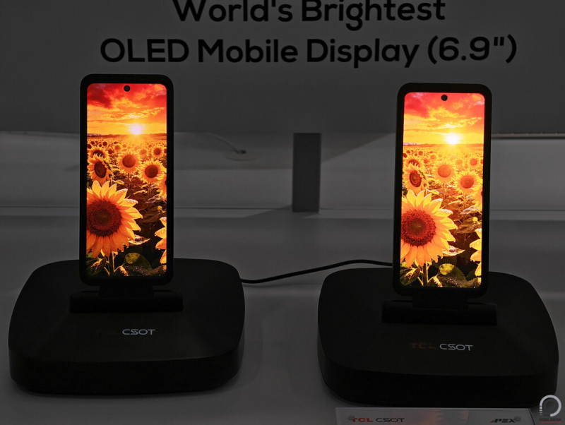 A 15 ezer nites panel az expozíciót levéve, hogy ne égjen ki a panel a mobilkamera előtt