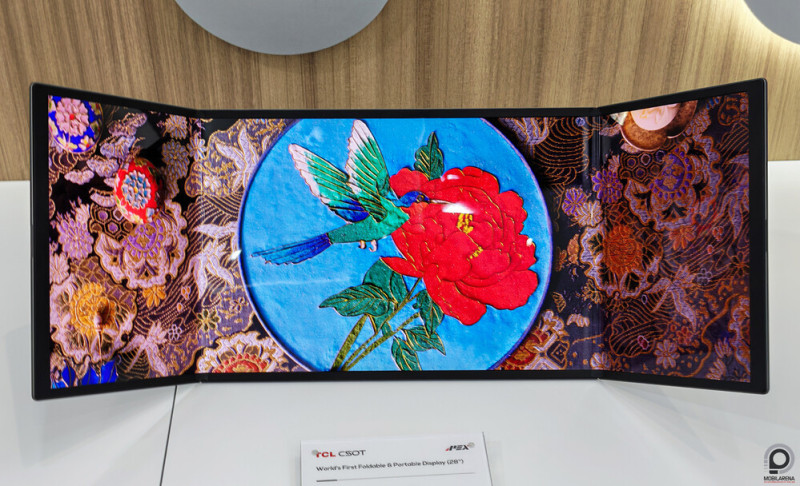 Egy 28"-es, duplán hajlítható és összecsukható monitor