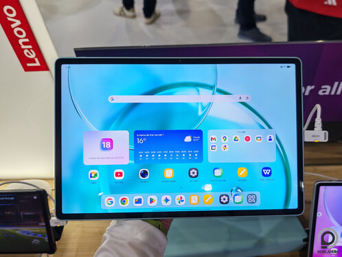 Kezemben a Lenovo Idea Tab Pro Gen 2 az új menta színben