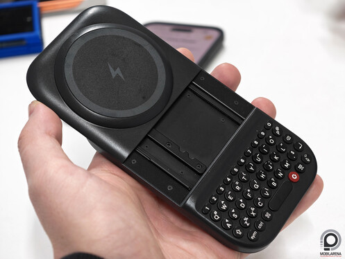 A Power Keyboard mágnesét több állásban lehet állítani, így kisebb és nagyobb telefonokra is felpattintható