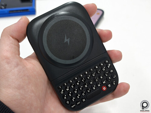 A Power Keyboard mágnesét több állásban lehet állítani, így kisebb és nagyobb telefonokra is felpattintható