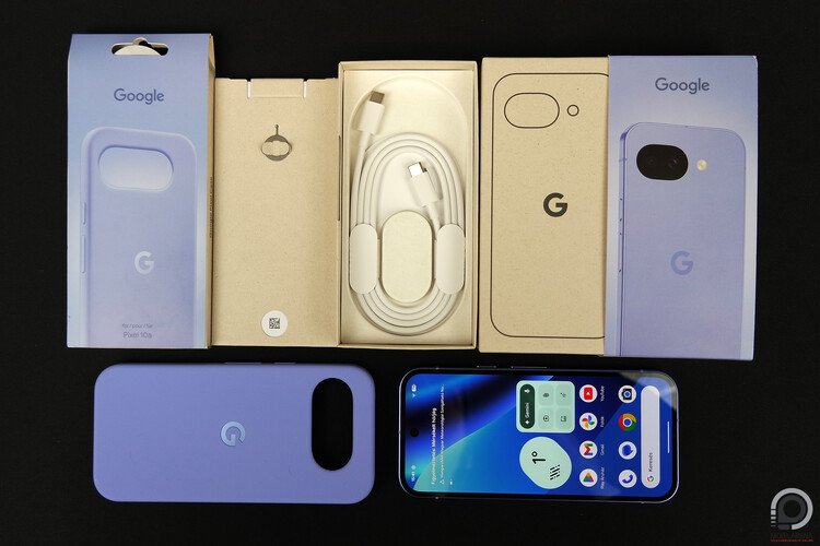 A tesztre kapott csomag: Google Pixel 10a és egy hozzá színben passzoló Google márkájú védőtok