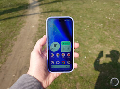 Pixel 10a a kezemben közvetlen napfény alatt