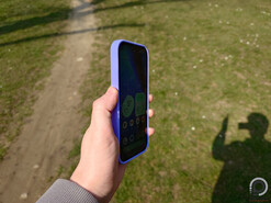 Pixel 10a a kezemben közvetlen napfény alatt