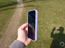 Pixel 10a a kezemben közvetlen napfény alatt