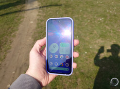 Pixel 10a a kezemben közvetlen napfény alatt