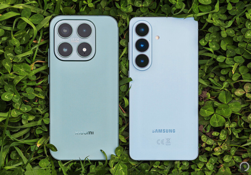 Látszólag ugyanakkorák, ám a Galaxy S26 sokkal légiesebb a Xiaomi 17-nél