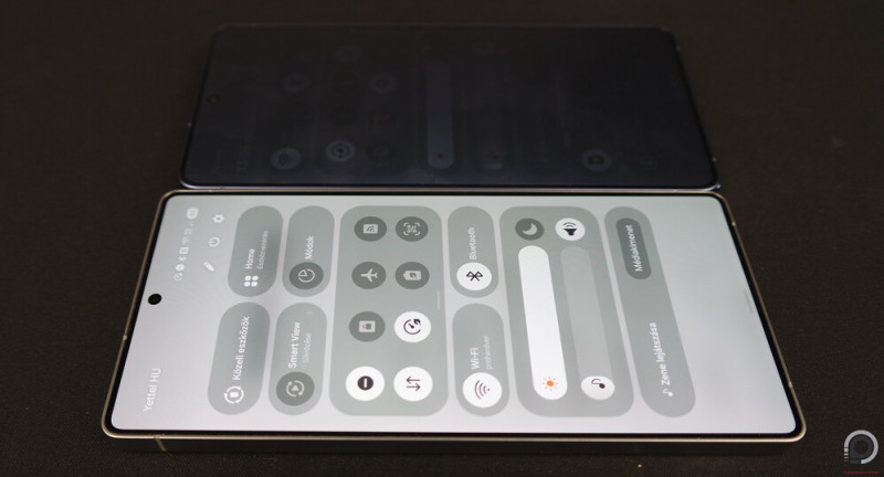 Háttérben az S26 Ultra aktív adatvédelmi kijelzővel, előtérben az S25 Ultra