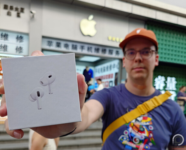 Büszkén mutatom a Huaqiangbei egyik "boltjában" vett "AirPods Pro" fülhallgatót