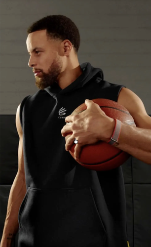 Pillanatkép a videóból, amin a legjobban látható a karpánt