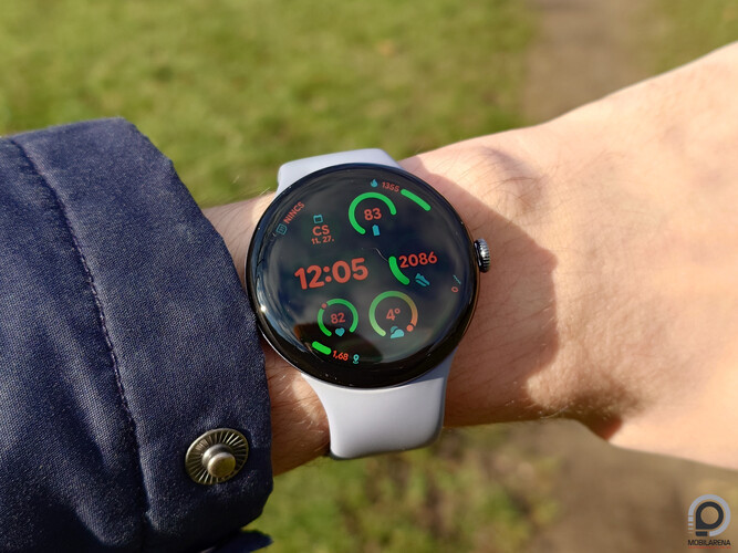 Pixel Watch 4 a karomon kint, napfény alatt