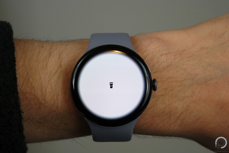 Mivel a UI javarészt fekete háttérrel dolgozik, így a zseblámpa mód bekapcsolása segíthet megnézni, mekkora is a káva valójában