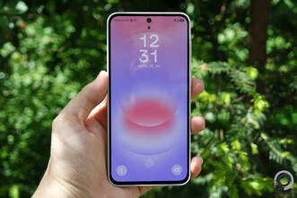 Az első képen árnyékban, a második és harmadikon közvetlen napfény alatt a Galaxy A37