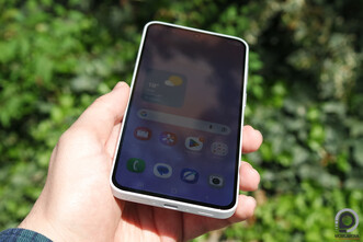 Az első képen árnyékban, a második és harmadikon közvetlen napfény alatt a Galaxy A37