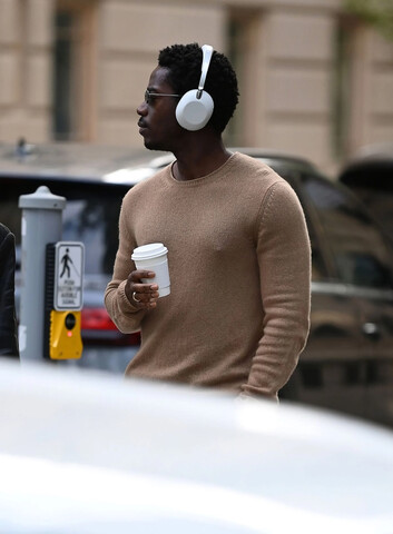 Damson Idris a fejhallgatót viselve New Yorkban
