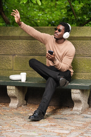 Damson Idris a fejhallgatót viselve New Yorkban