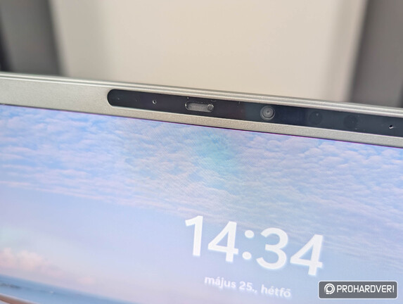 Az AMD-s modellre jutott fizikai takarólemez is a webkamerához, az Intelnél ez valahogy kimaradt...