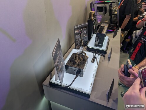 ASUS ROG Thor 3000W Titanium III Edition 20 és ROG Astral GeForce RTX 5090 Edition 20