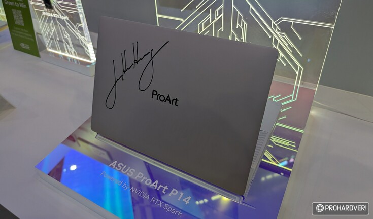 ASUS ProArt P14 (H7407), a fedőlapján Jensen Huang aláírásával