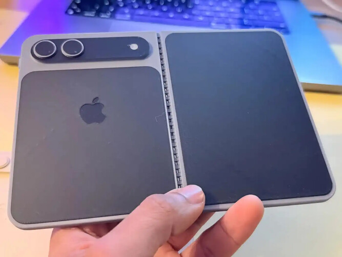 Fotó az iPhone Ultra vagy iPhone Fold néven várható készülék dummy modelljéről