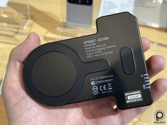 A MagSafe mágneskör felett van egy apró tükör is takaró alatt, így könnyebben készíthetők önfotók