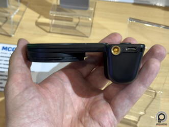 A MagSafe mágneskör felett van egy apró tükör is takaró alatt, így könnyebben készíthetők önfotók