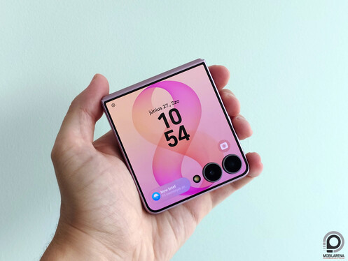 Galaxy Z Flip8 összecsukott és nyitott állapotában a kezemben