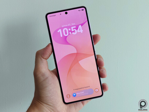Galaxy Z Flip8 összecsukott és nyitott állapotában a kezemben