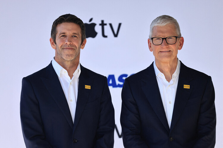 Tim Cook (jobbra), mellette utódja, John Ternus