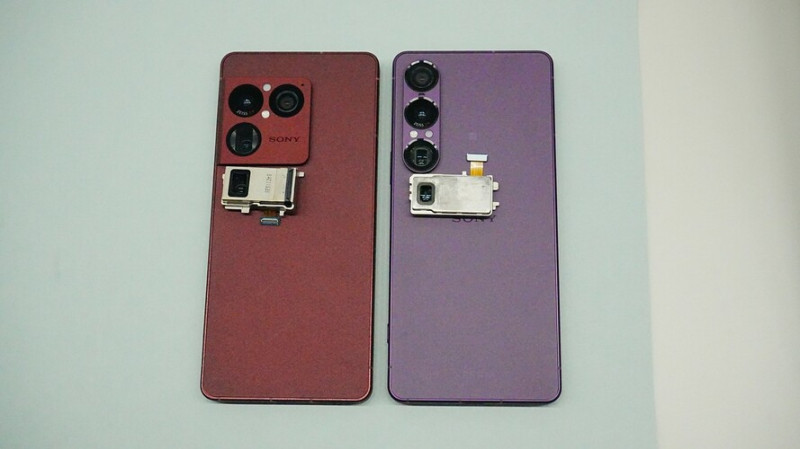 Balra az Xperia 1 VIII és a benne található teleoptika, jobbra az Xperia 1 VII és saját teléje