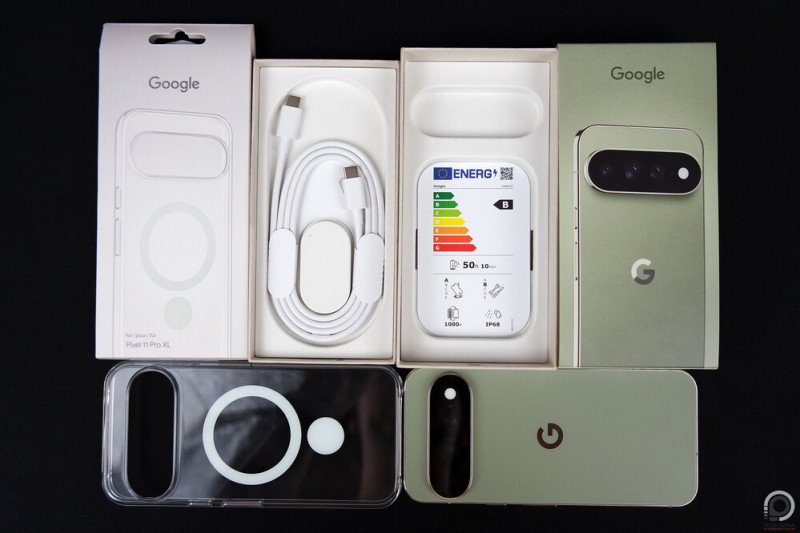 A tesztre kapott csomag: áttetsző Pixelsnap védőtok és a Pixel 11 Pro XL zöld színben