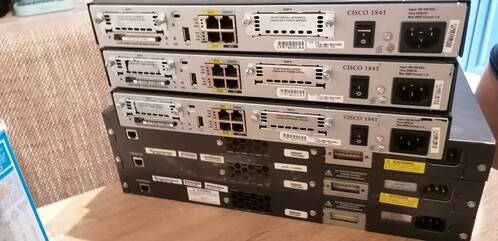 Cisco 1841 roiter és 2960 switch HardverApró