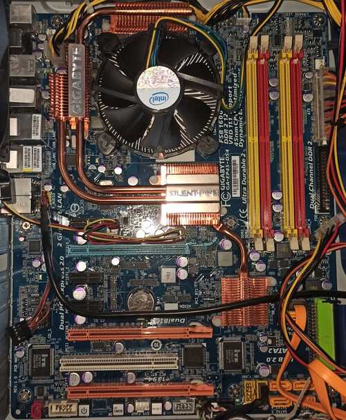 Gigabyte GA-EP45-DS4 Rev 1.0   Q8200 - HardverApró