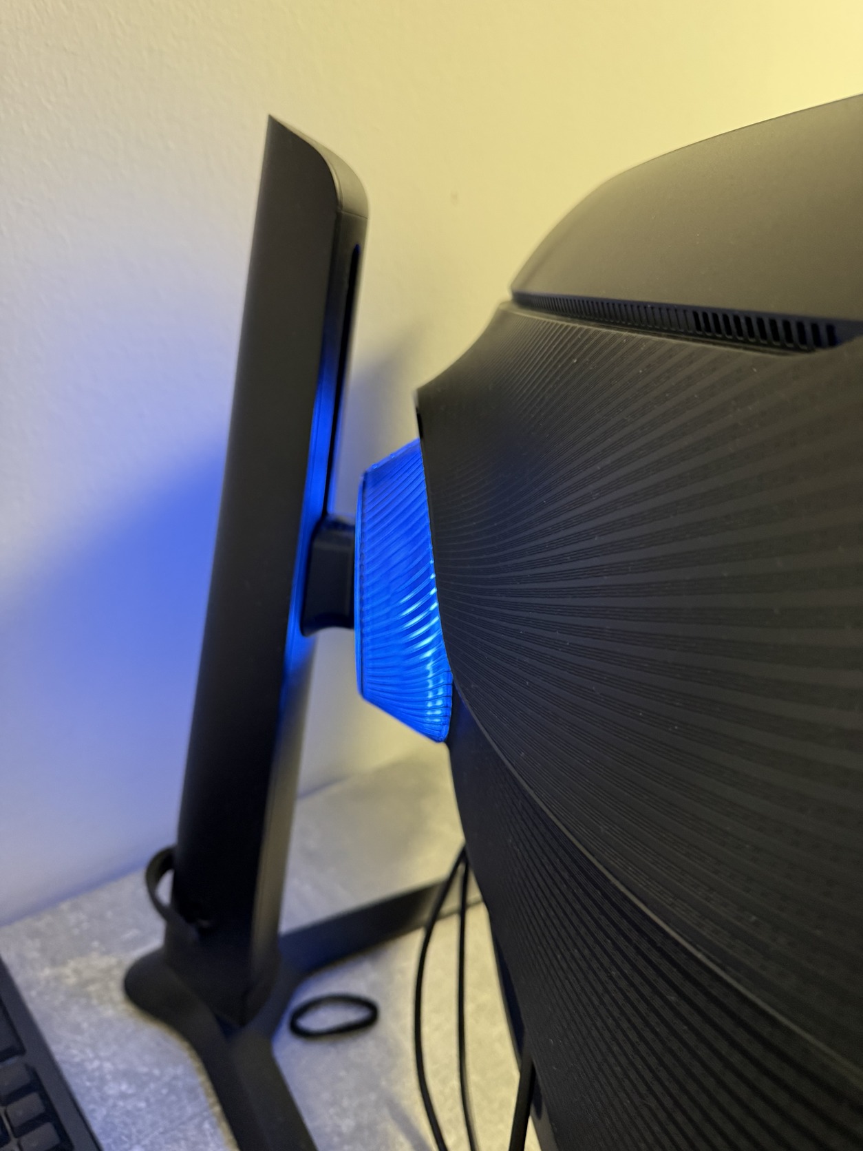 Samsung G6 gamer monitor 27 coll 240Hz - HardverApró