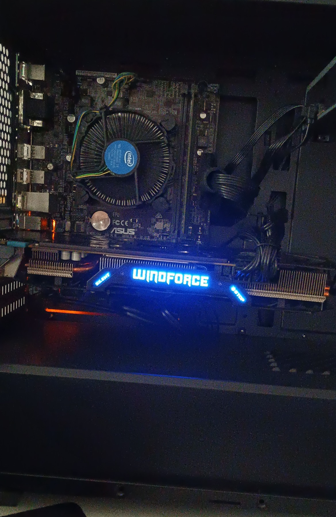 i5-7.gen,8GB,250GB,1TB,GTX960 4GB vga. Jó kis pc old játékokra is ...
