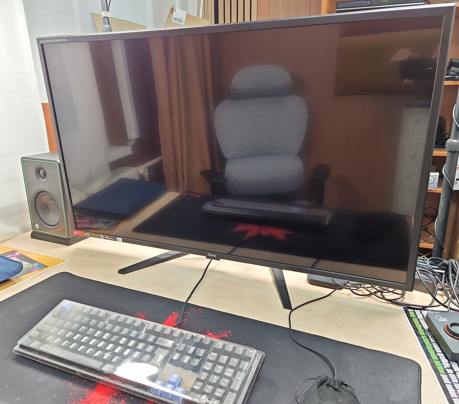 Ezzel fixen nem kell hunyorognod! 43 col/4k/144Hz csak a tiéd ...