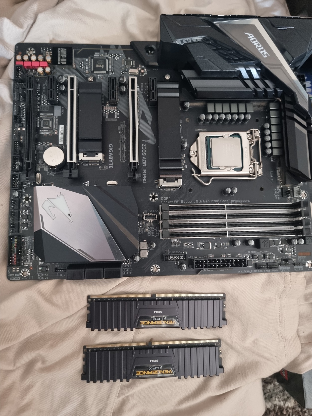 Eladó egy i7 9700k processzor egy Z390 aorus pro alaplap és 2x16gb