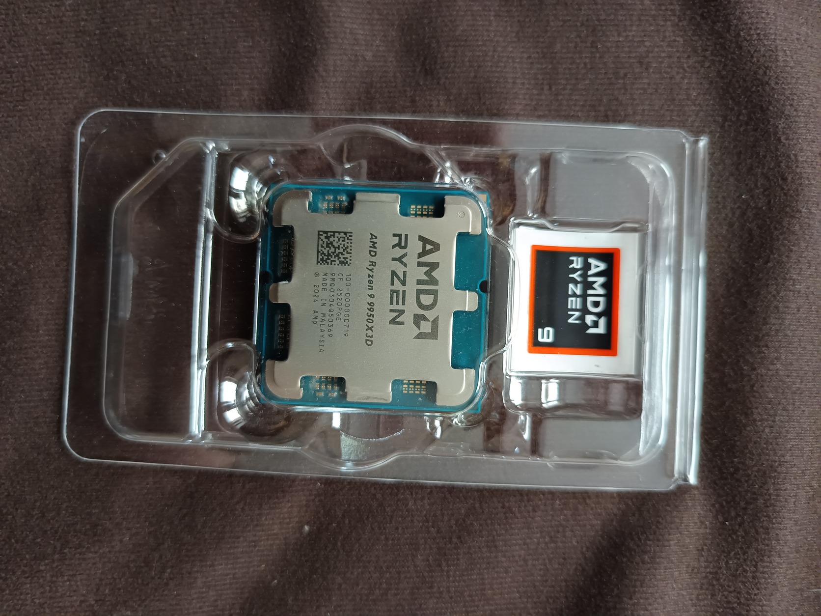 AMD Ryzen 9 9950X3D felbontott processzor, garancia 2029.03.11-ig, Áfá ...