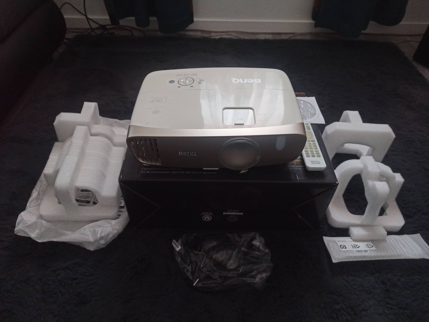 Eladó Benq W2000 projektor+gyári mennyezeti konzol+2 db. gyári 3D ...