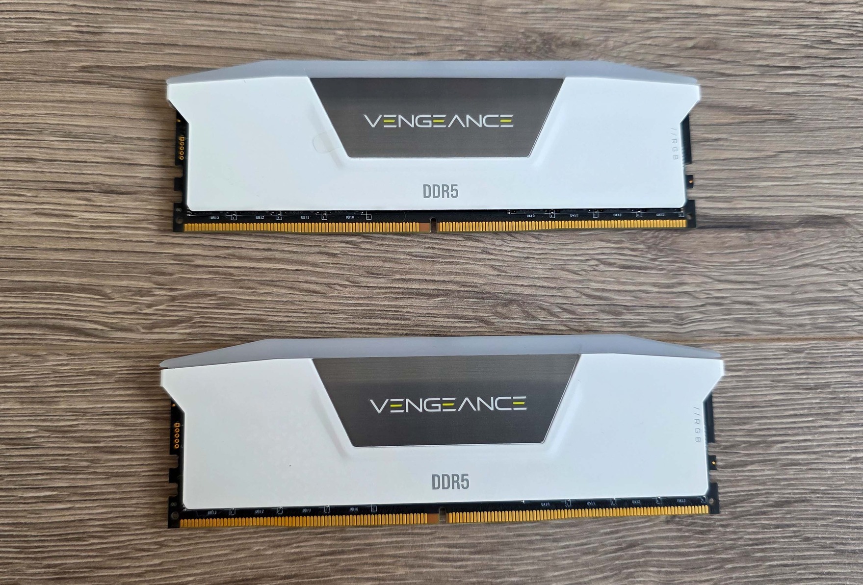 64GB WHITE Corsair VENGEANCE DDR5 RGB memória eladó, 2034-ig ALZA