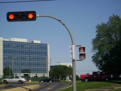 Közlekedési lámpák autósoknak és gyalogosoknak. a "zöld" jelzés egy sétáló fehér emberalak