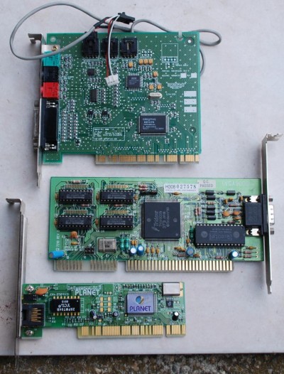 Creative PCI hangkari, Trident 9000 ISA, és egy 10/100as LAN kártya asszem ilyenből Dunát lehetne rekeszteni