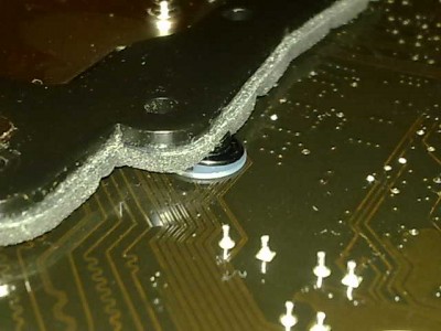 Mivel 4 csavarból csak 3 van normál fekvésben a 4. meg felfekszik a rögzítő csavarra.