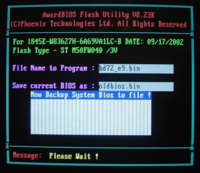 Ezután elkezdődött az új BIOS frissítése, de megakadt. [L:/dl/upc/2012-03/11/56819_mdkqhmh9l8xkrcb2_11_805x604.jpg](IMG:/dl/upc/2012-03/11/56819_mdkqhmh9l8xkrcb2_11_805x604.thumb.jpg) Kérdés: Eredeti BIOS állapot visszaállítása, hogyan lehetséges? Már fel sem ismeri a frissítőprogram régi BIOS verzió számot! [L:/dl/upc/2012-03/11/56819_zjy6hig5arhitcud_dsc04409_805x604.jpg](IMG:/dl/upc/2012-03/11/56819_zjy6hig5arhitcud_dsc04409_805x604.thumb.jpg) (/IMG)[/L] Így már próbáltam, de nem sikerült! :(( a:\awdflash oldbios.bin /py/sn/cc/r Segítségeteket előre is köszönöm!