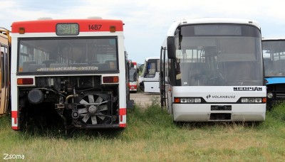 Busz roncstelep a tököli reptéren.