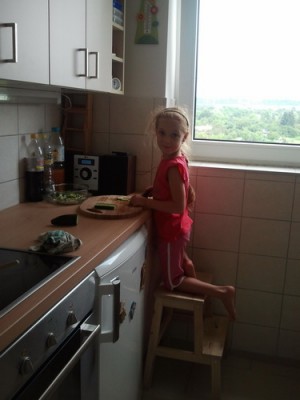 Réka uborkasalátát készít