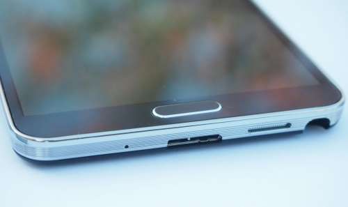 microUSB 3.0 csatlakozó mellette a hangszóró, amellett pedig az S-Pen foglalata