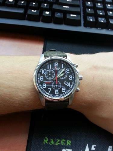 Lehet, hogy a képen nagynak tűnik, de csak rossz a beállítás. A fülek nem nyúlnak túl a csuklómon.