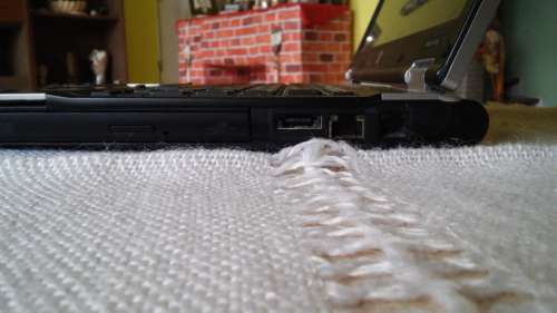 Jobb oldal: Optikai meghajtó ; eSATA ; hálózati bementek