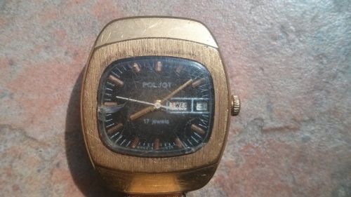 Üdv! Édesapám órájáról szeretnék némi infót kapni. Ismeri valaki ezt a típust? Eredetileg milyen szíjjal volt szerelve? Jelenleg milyen értéket képvisel? Lenne e köztetek valaki aki vállalná a rendbetételét? Jelenleg ketyeg, de meg meg áll. Válaszotok előre is köszönöm.